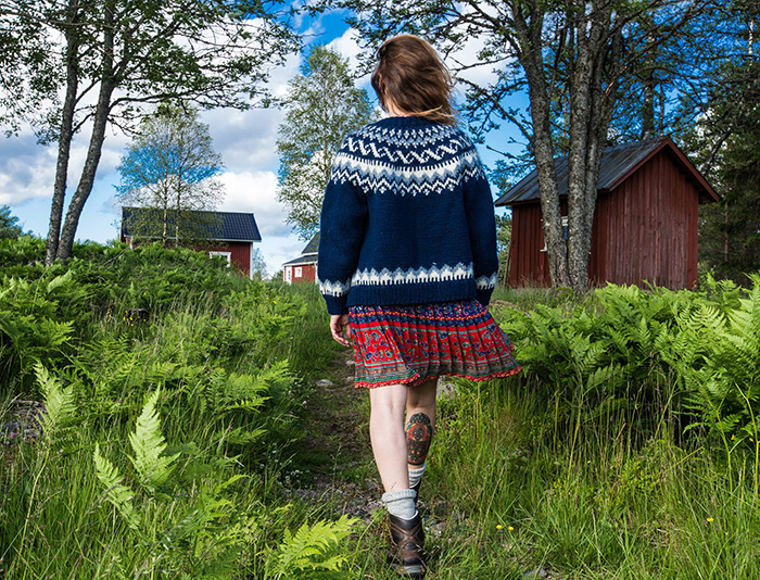 en kvinna som går i skogen